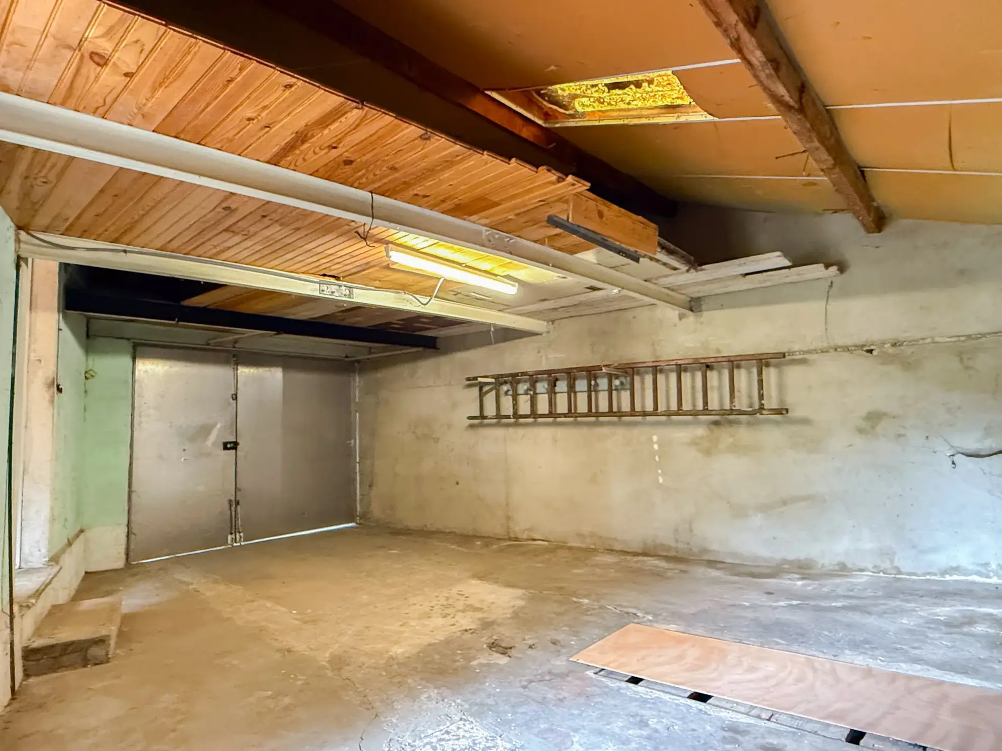 Maison mitoyenne à rénover avec garage au Le Pouzin, 2 chambres et jardin 