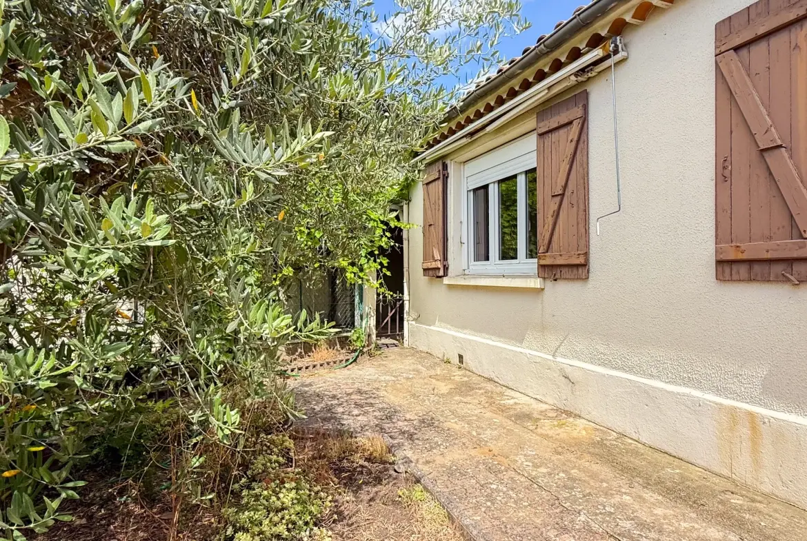 Maison mitoyenne à rénover avec garage au Le Pouzin, 2 chambres et jardin 