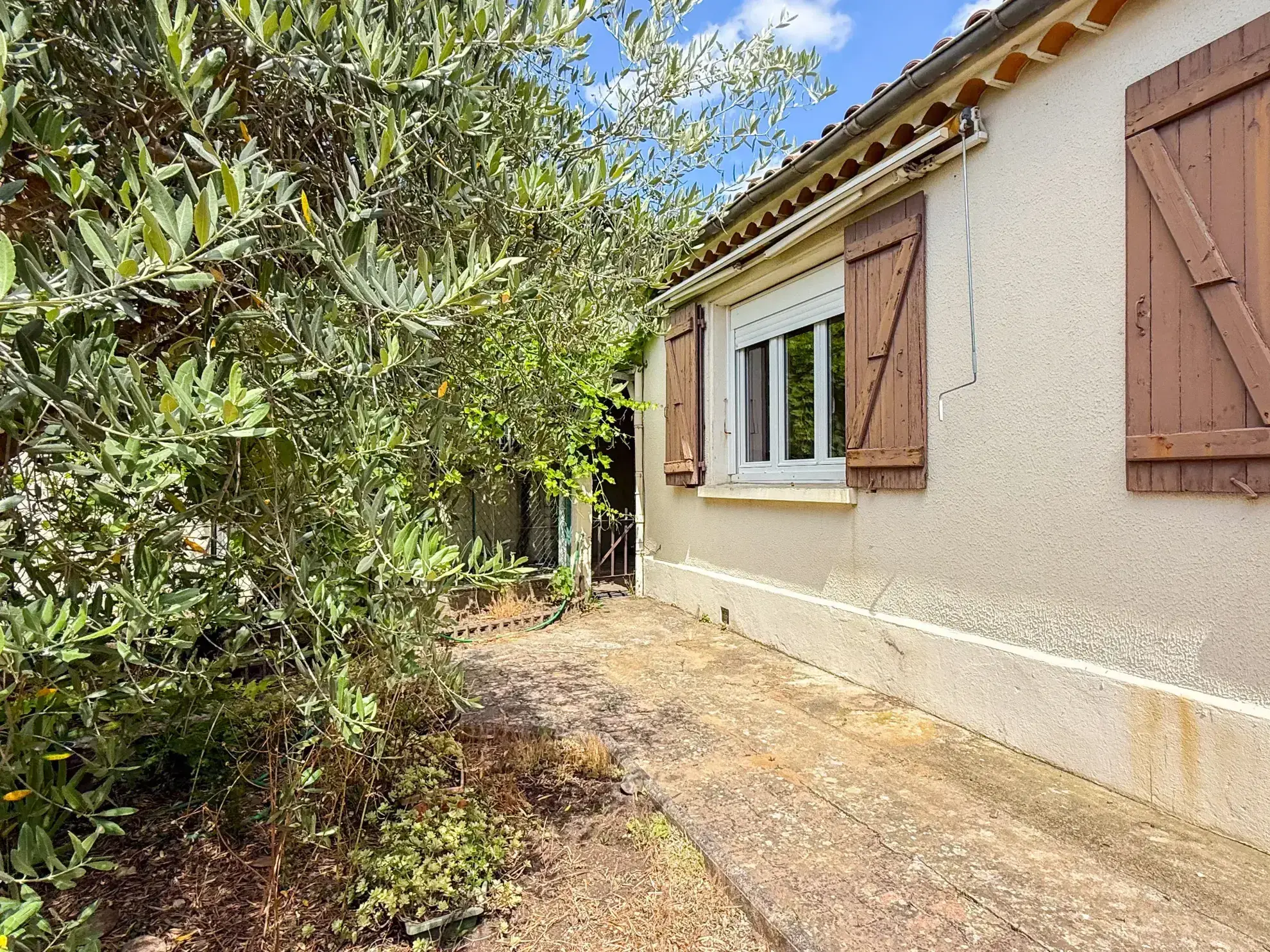 Maison mitoyenne à rénover avec garage au Le Pouzin, 2 chambres et jardin 