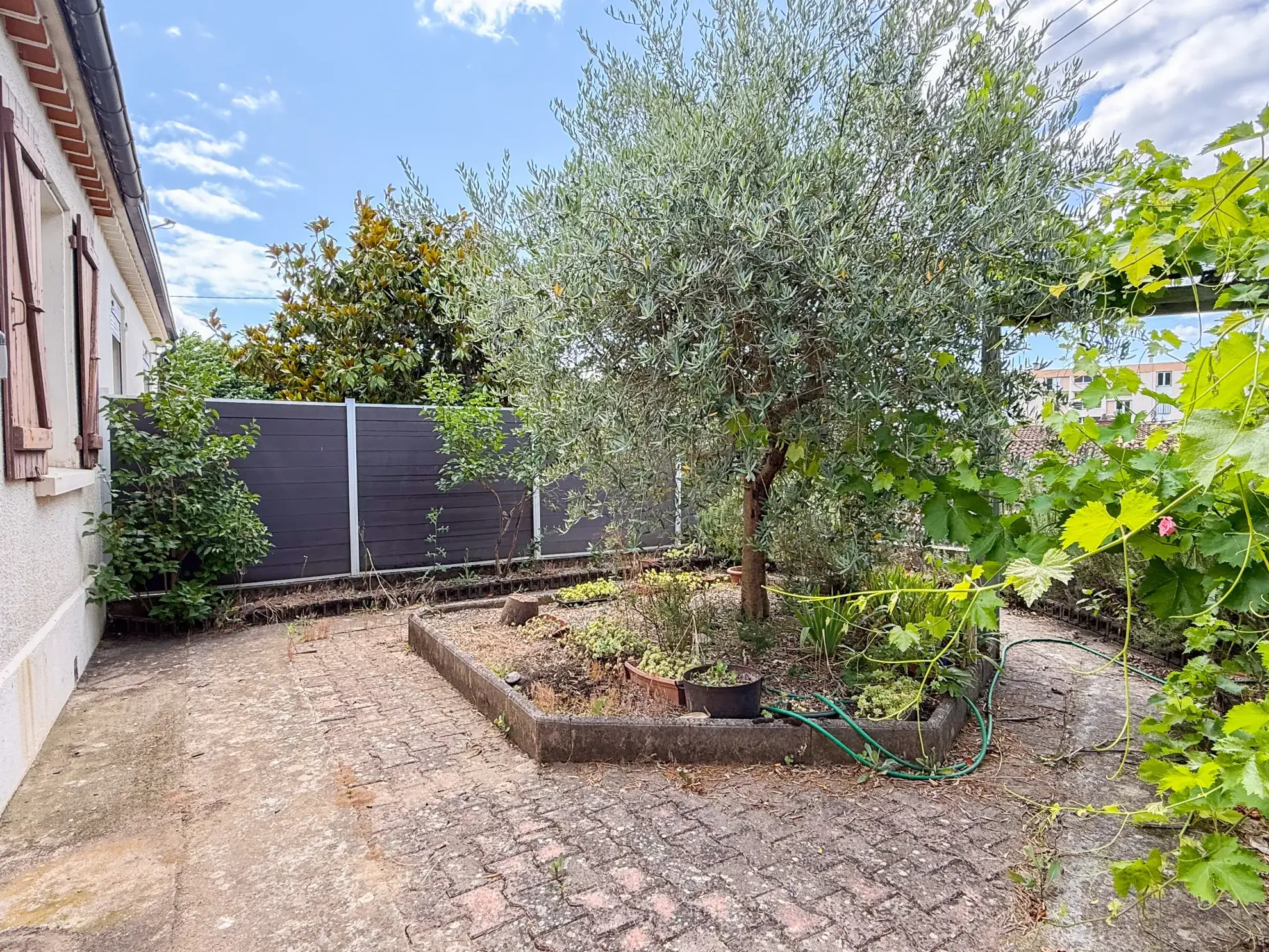 Maison mitoyenne à rénover avec garage au Le Pouzin, 2 chambres et jardin 