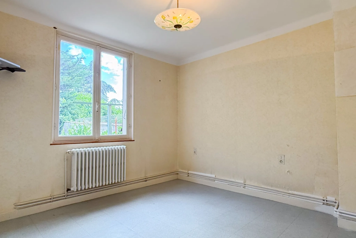 Maison mitoyenne à rénover avec garage au Le Pouzin, 2 chambres et jardin 
