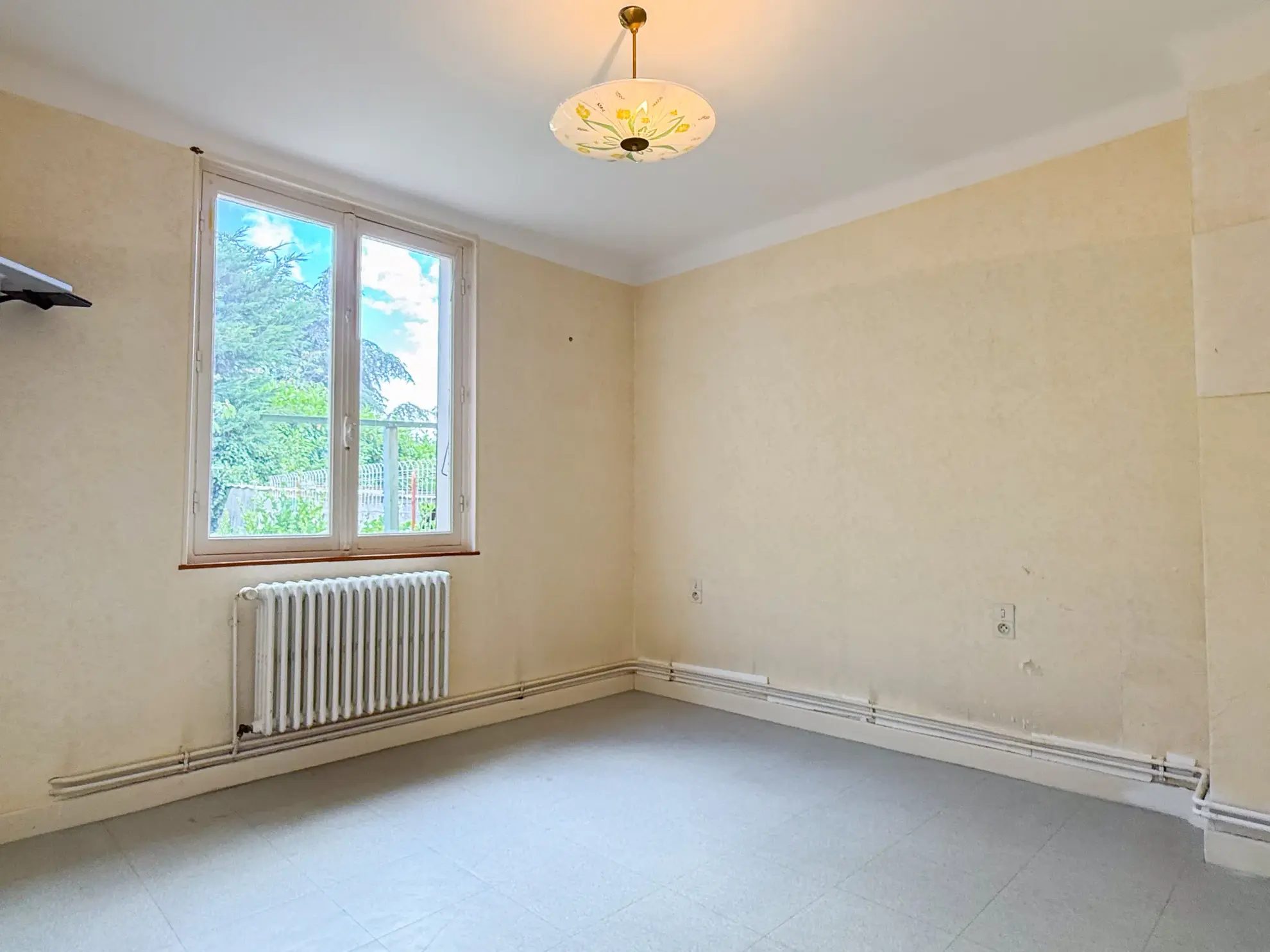 Maison mitoyenne à rénover avec garage au Le Pouzin, 2 chambres et jardin 