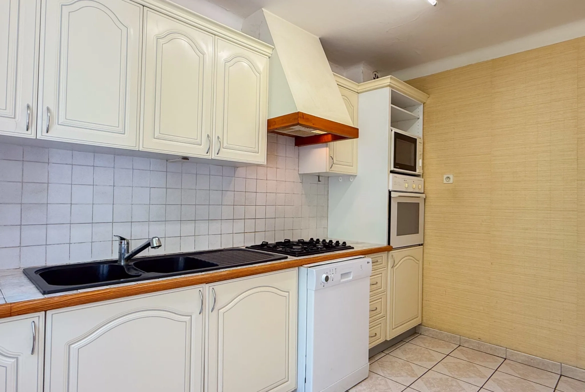 Maison mitoyenne à rénover avec garage au Le Pouzin, 2 chambres et jardin 