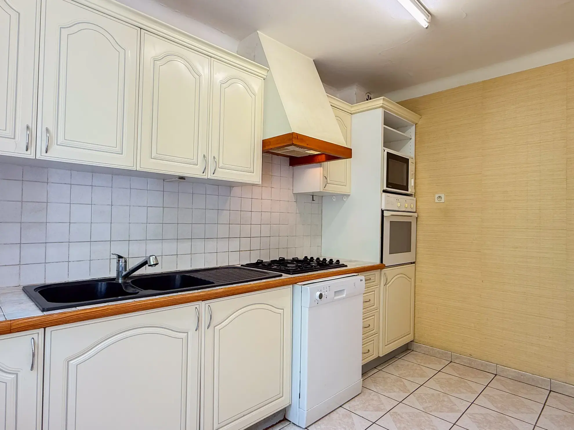 Maison mitoyenne à rénover avec garage au Le Pouzin, 2 chambres et jardin 