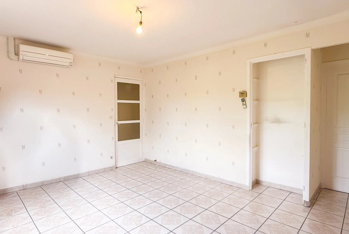 Maison mitoyenne à rénover avec garage au Le Pouzin, 2 chambres et jardin 
