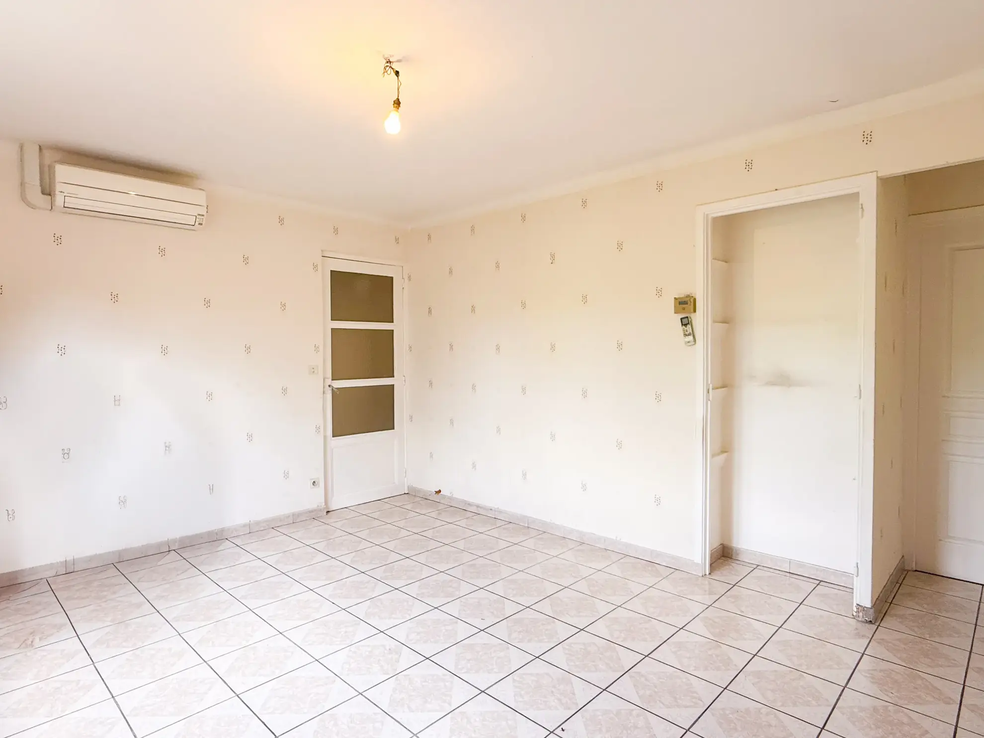 Maison mitoyenne à rénover avec garage au Le Pouzin, 2 chambres et jardin 