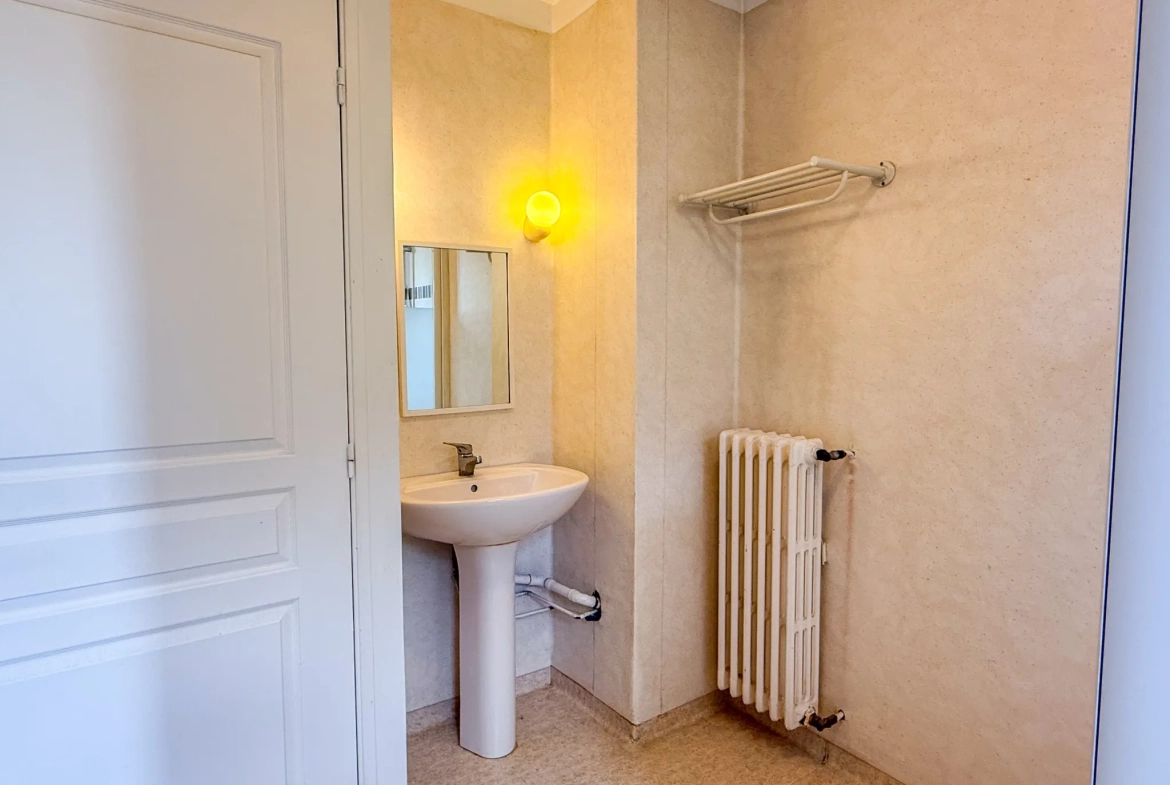 Maison mitoyenne à rénover avec garage au Le Pouzin, 2 chambres et jardin 