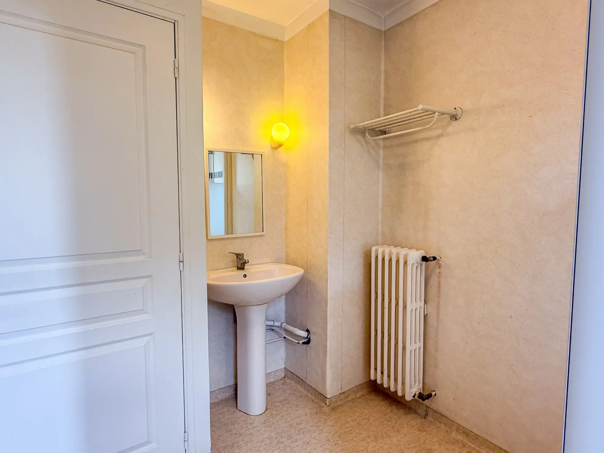 Maison mitoyenne à rénover avec garage au Le Pouzin, 2 chambres et jardin 