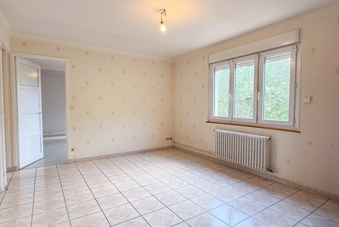 Maison mitoyenne à rénover avec garage au Le Pouzin, 2 chambres et jardin 