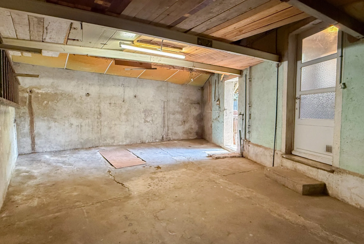 Maison mitoyenne à rénover avec garage au Le Pouzin, 2 chambres et jardin 