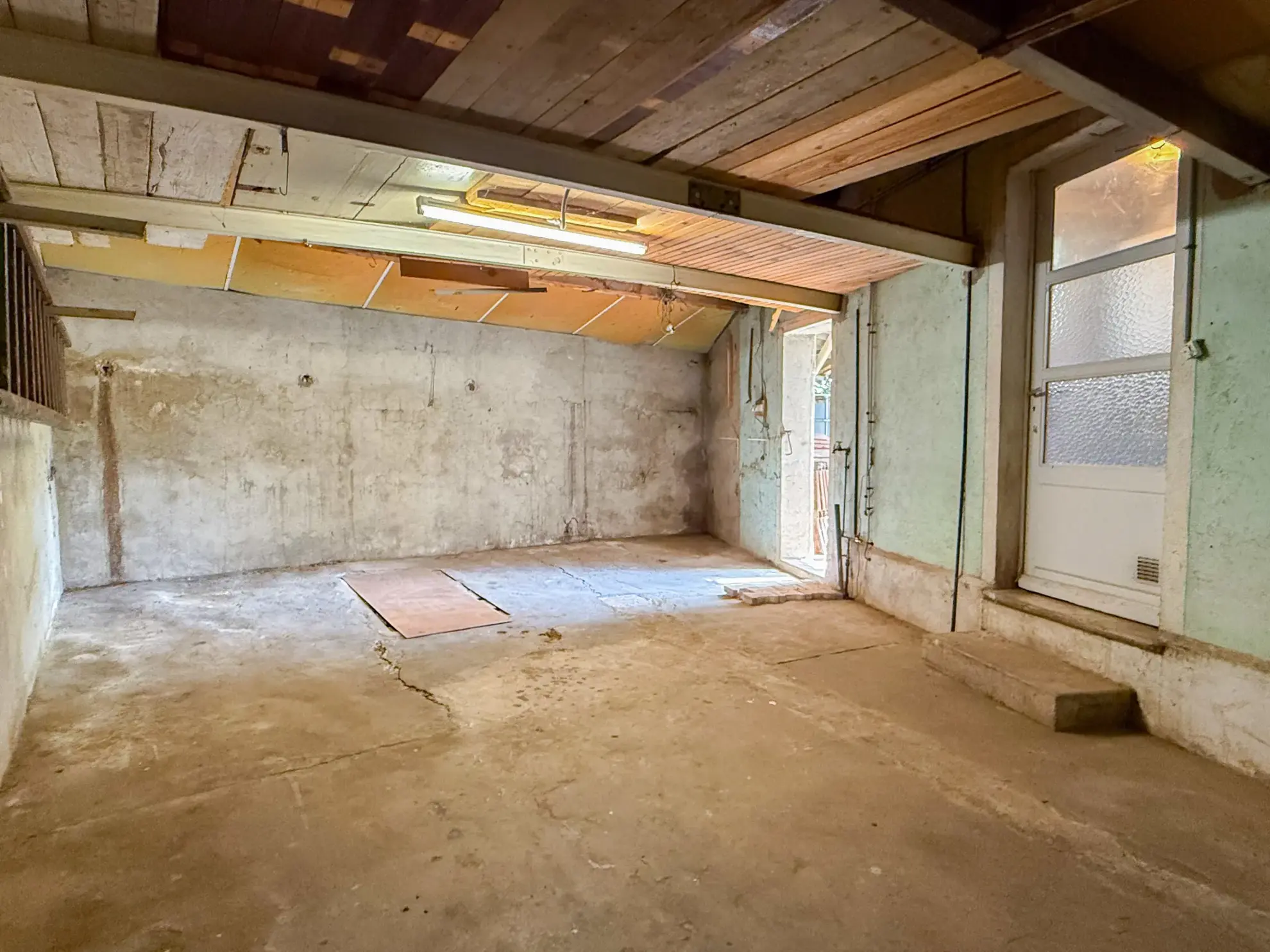 Maison mitoyenne à rénover avec garage au Le Pouzin, 2 chambres et jardin 