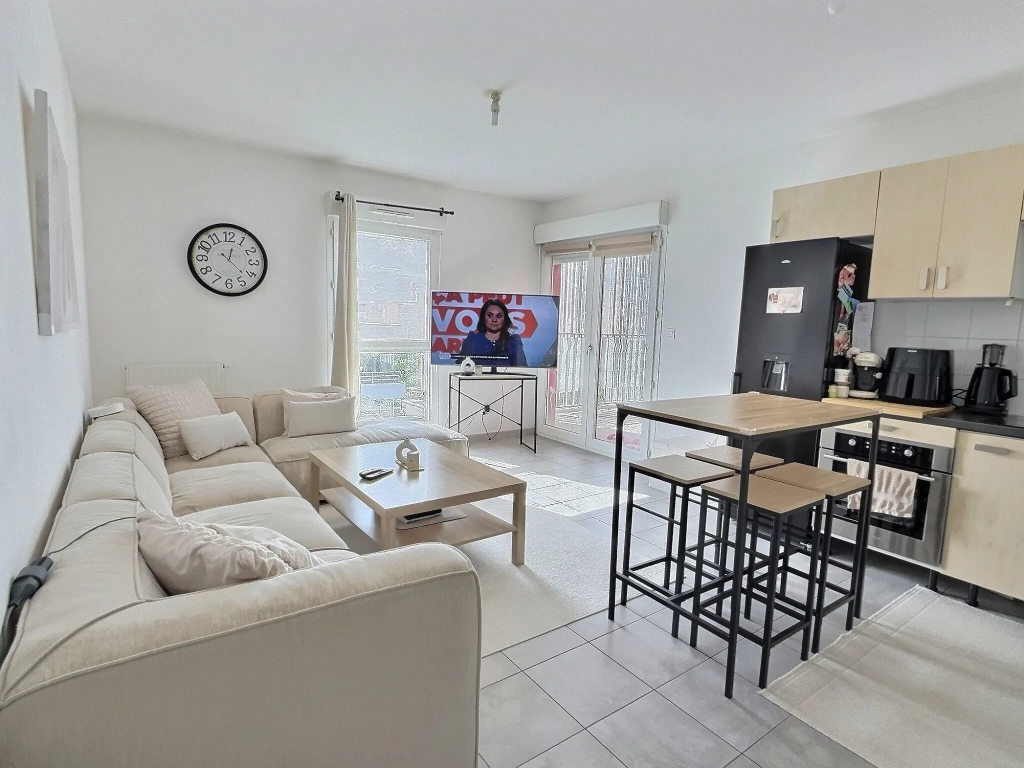 Appartement T3 de 62 m² à Juvignac avec terrasse et parking, idéal pour résidence principale ou investissement