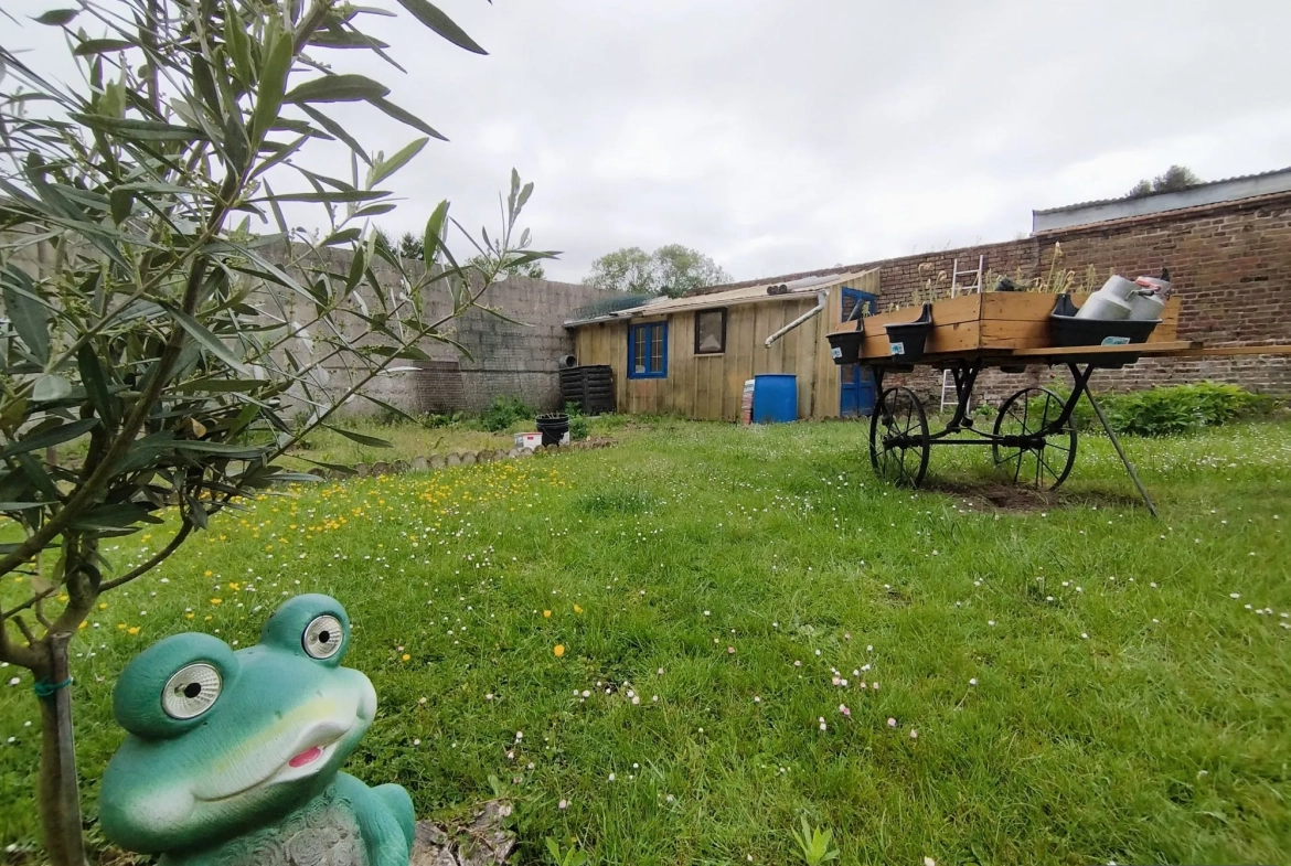 Charmante maison de ville à Friville-Escarbotin avec garage, jardin et potentiel de rénovation 