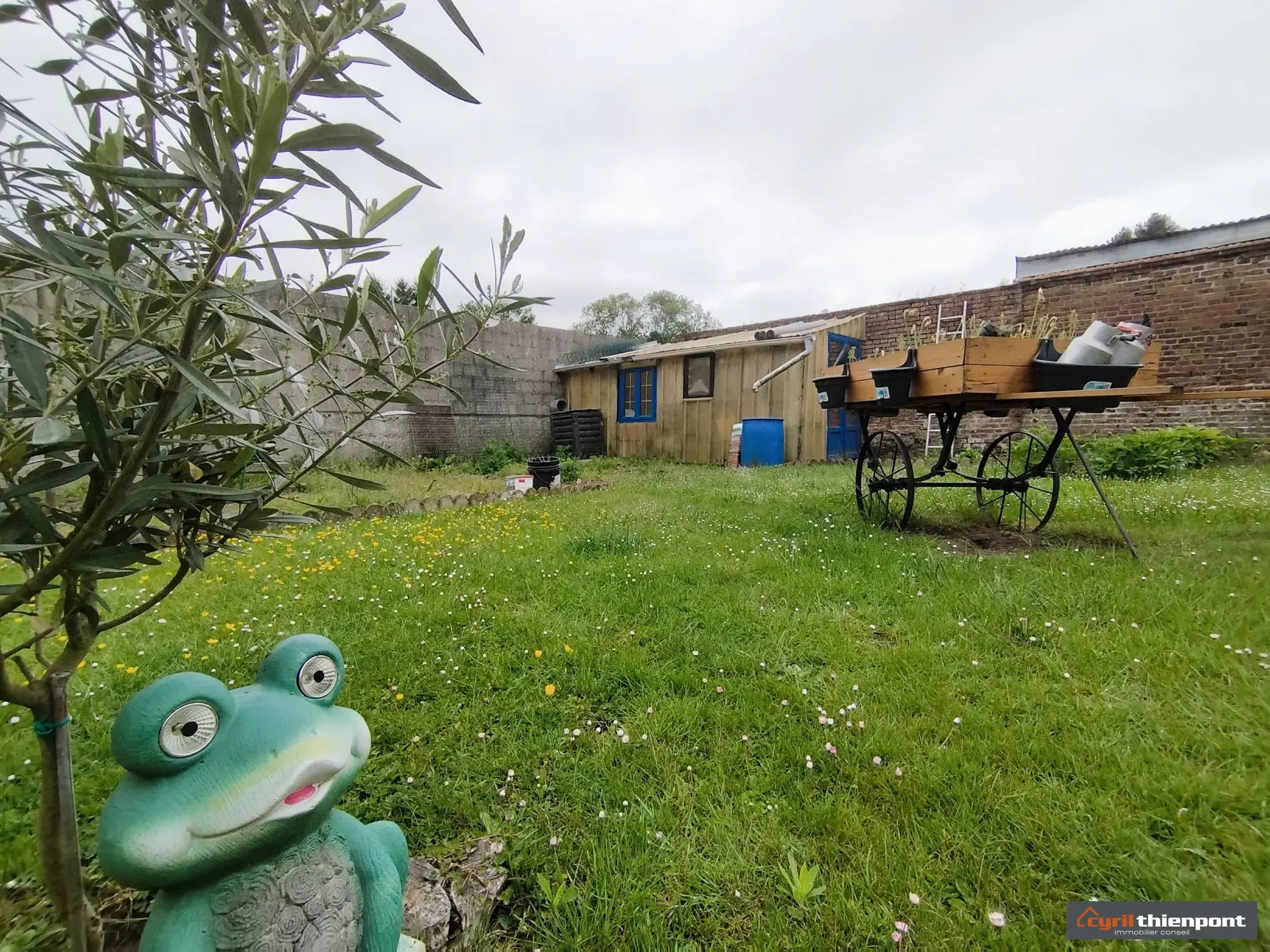 Charmante maison de ville à Friville-Escarbotin avec garage, jardin et potentiel de rénovation 
