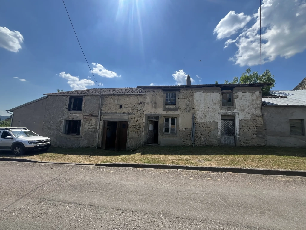 Maison à finir de rénover proche de Bourbonne-les-Bains avec grand terrain