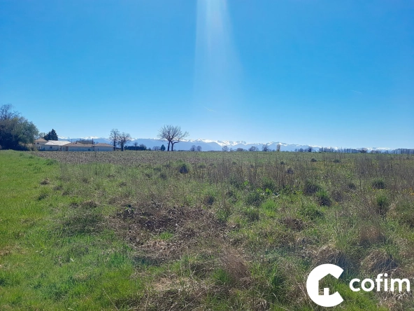 Terrain constructible de 1487 m² à Luquet, vue Pyrénées, proche commodités