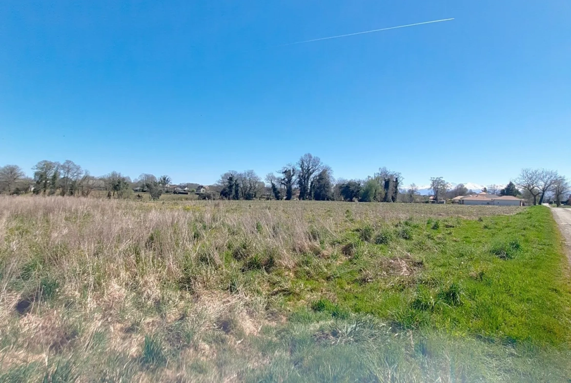 Terrain constructible de 1487 m² à Luquet, vue Pyrénées, proche commodités 