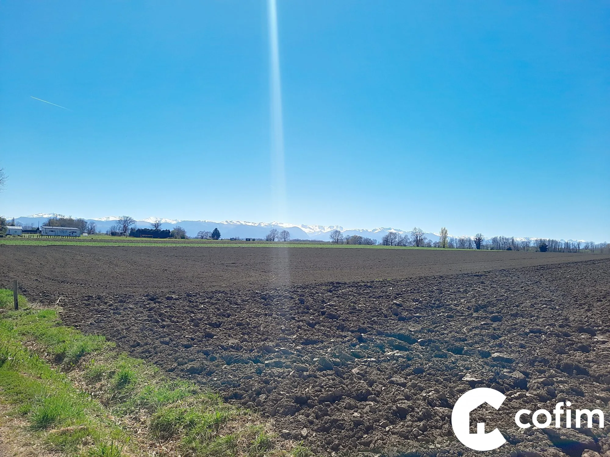 Terrain constructible de 1487 m² à Luquet, vue Pyrénées, proche commodités 