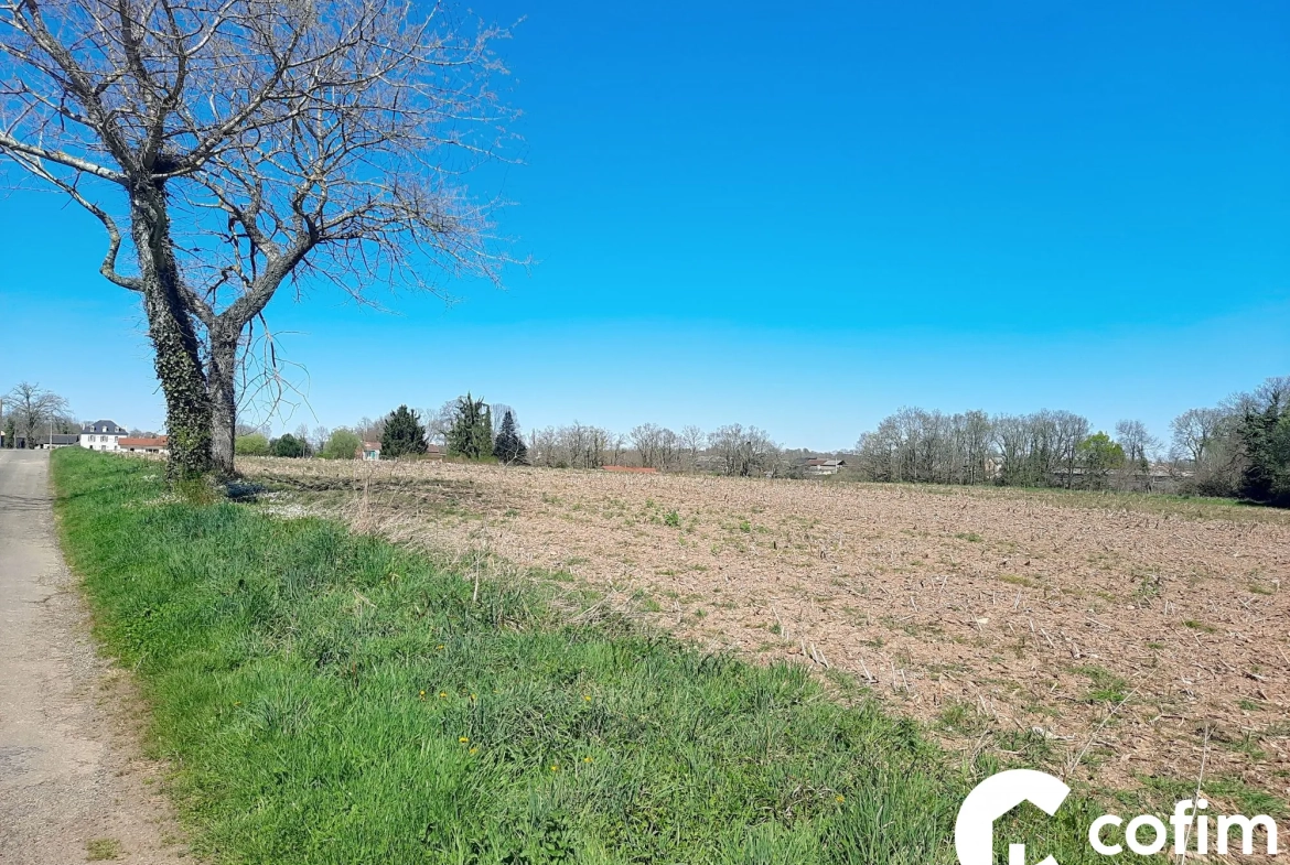 Terrain constructible de 1487 m² à Luquet, vue Pyrénées, proche commodités 
