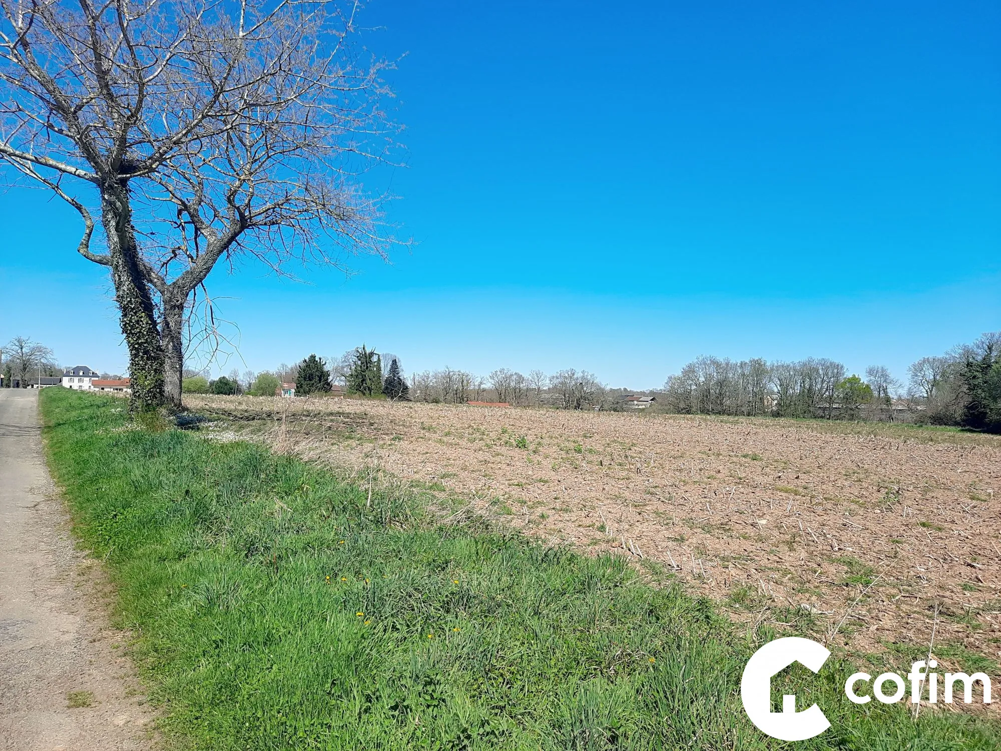 Terrain constructible de 1487 m² à Luquet, vue Pyrénées, proche commodités 