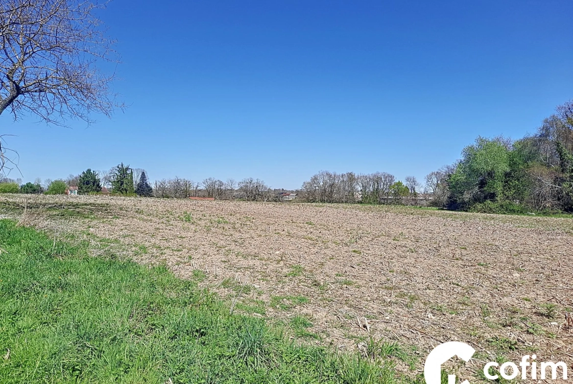 Terrain constructible de 1487 m² à Luquet, vue Pyrénées, proche commodités 
