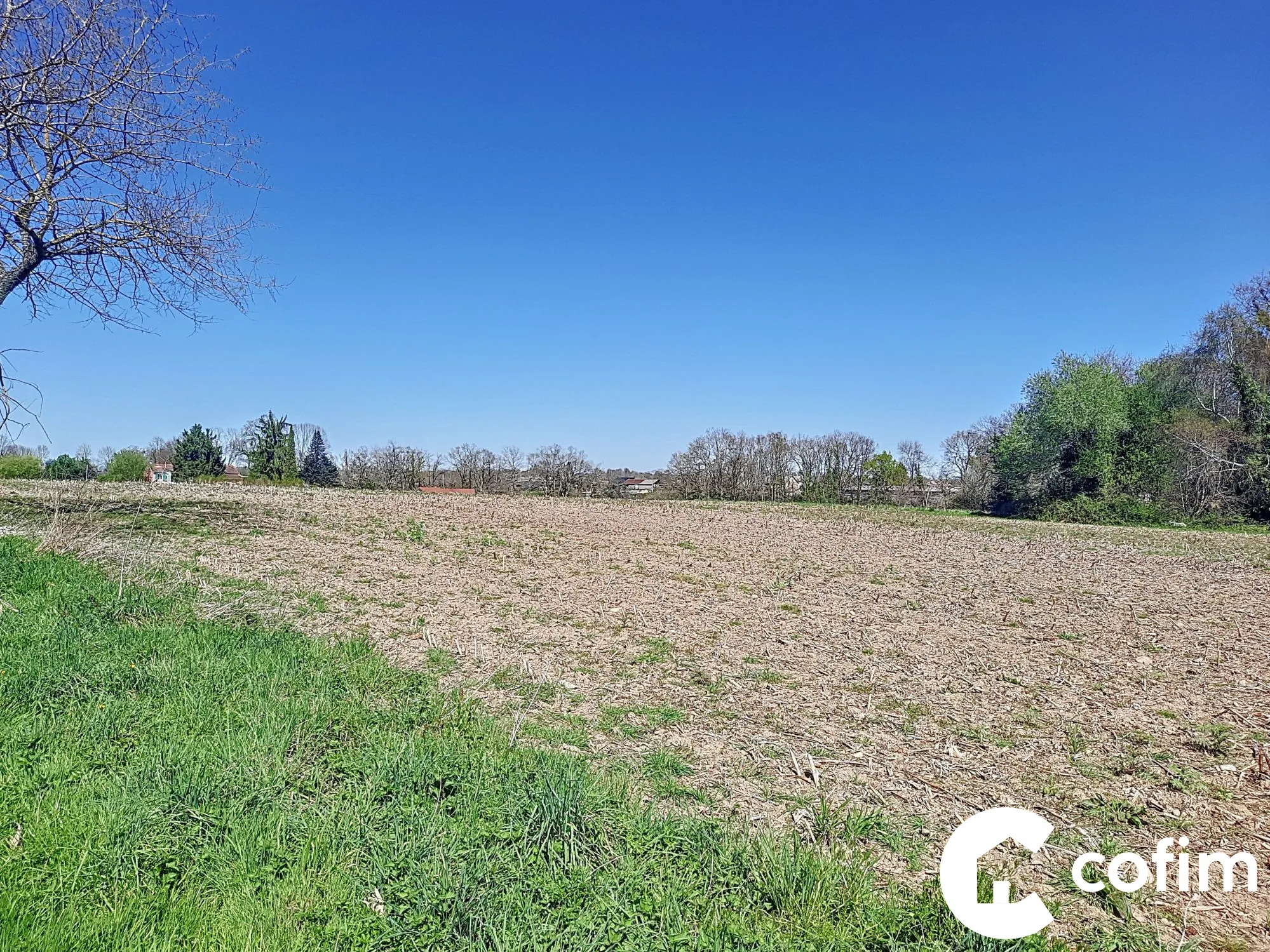 Terrain constructible de 1487 m² à Luquet, vue Pyrénées, proche commodités 
