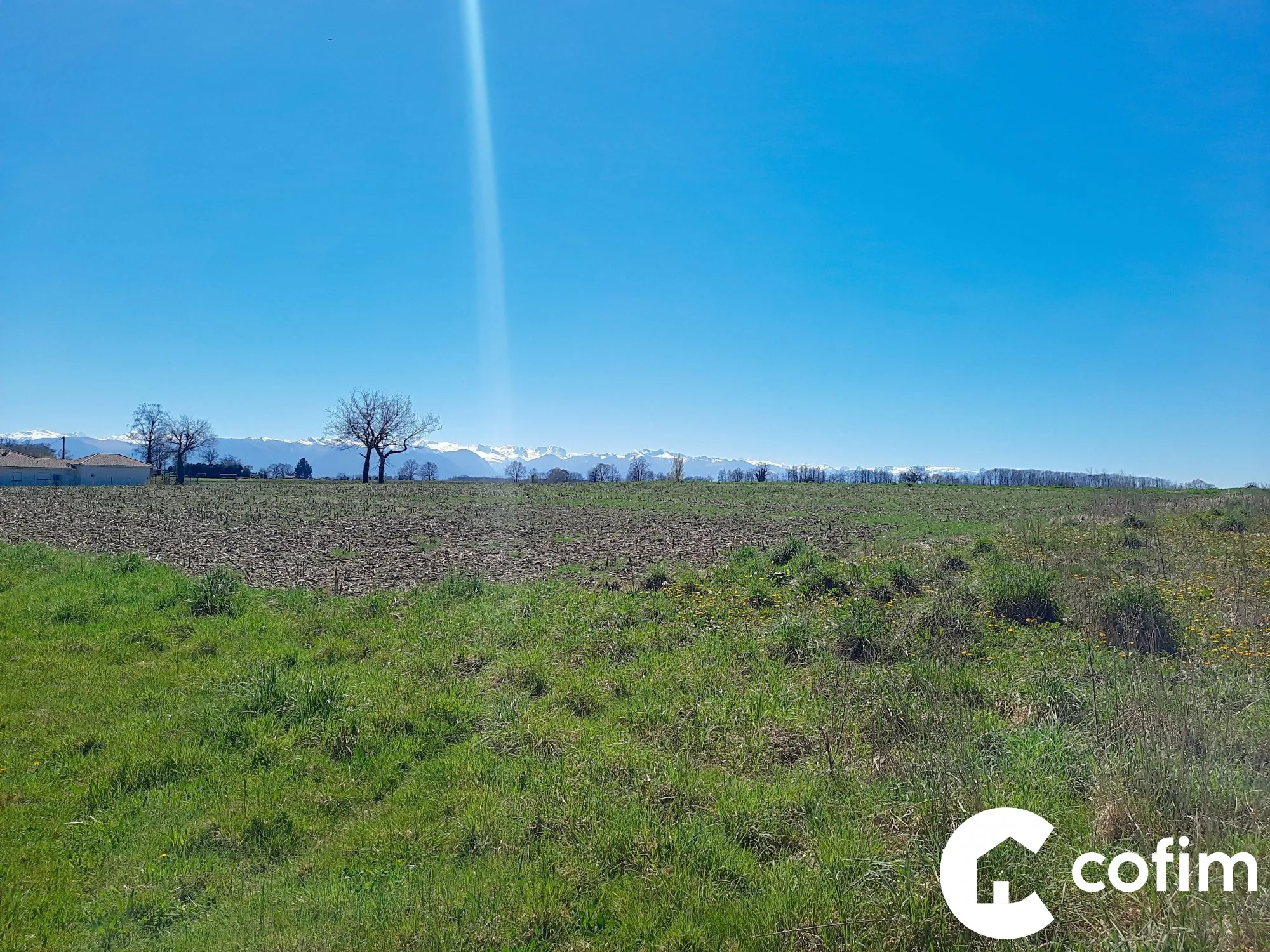 Terrain constructible de 1487 m² à Luquet, vue Pyrénées, proche commodités 