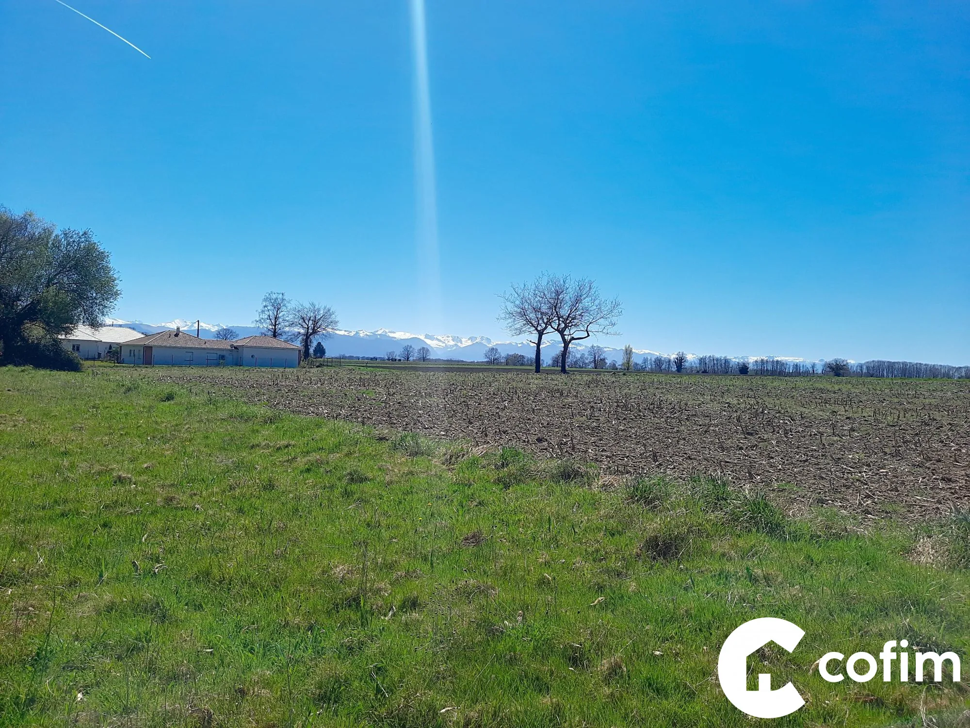 Terrain constructible de 1487 m² à Luquet, vue Pyrénées, proche commodités 