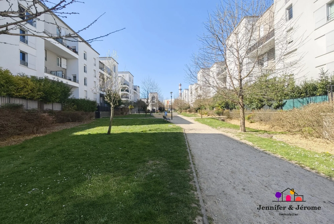 Appartement T2 avec terrasse, parking à Stains – Quartier Le Château de la Motte 
