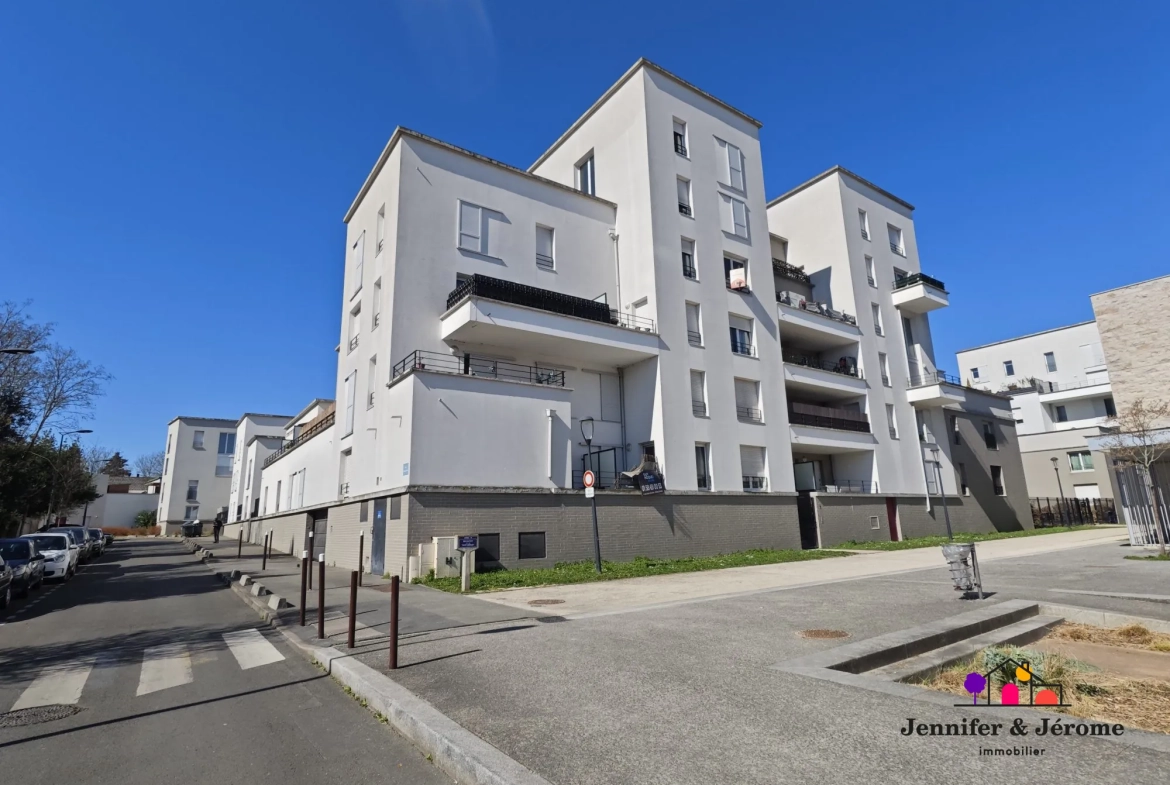 Appartement T2 avec terrasse, parking à Stains – Quartier Le Château de la Motte 