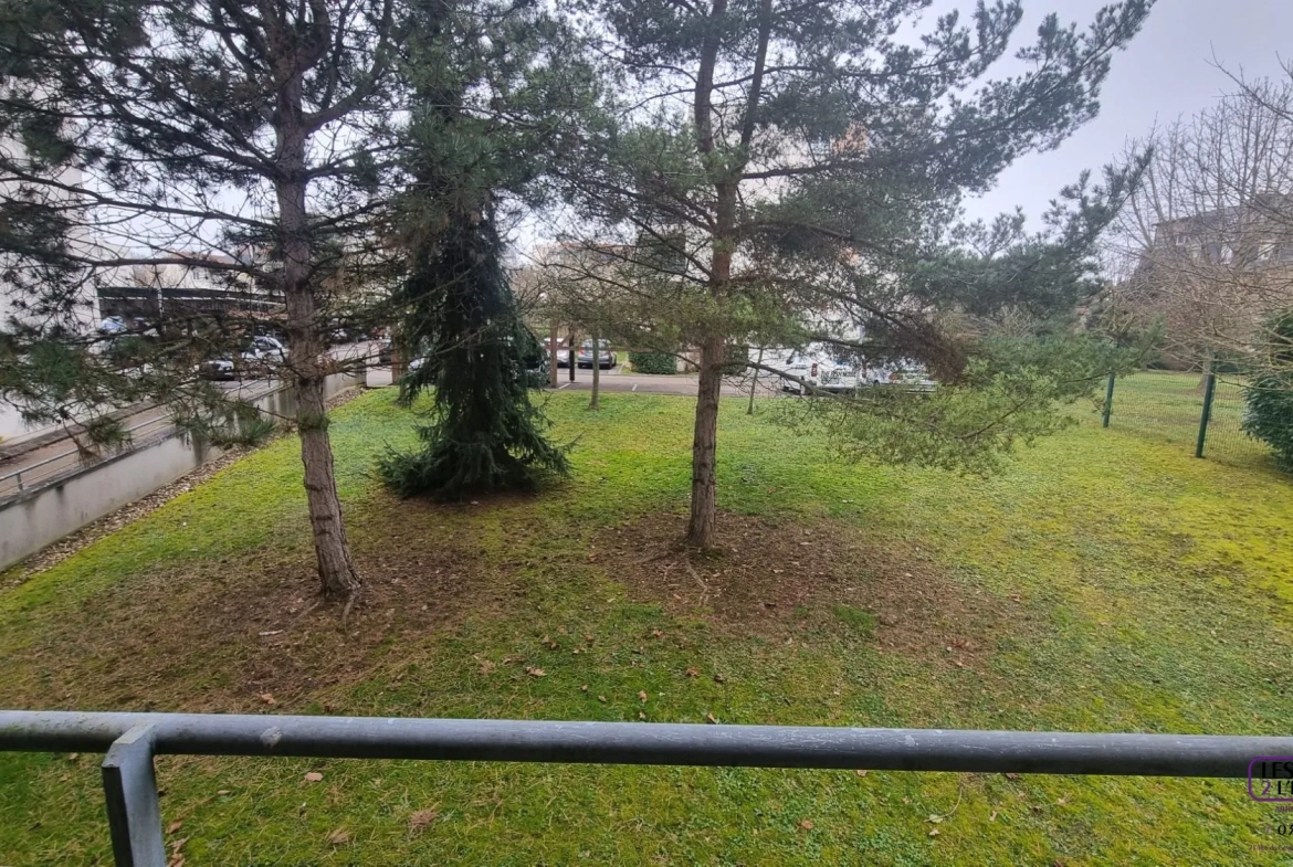 Appartement F2 à Metz Sablon avec terrasse, parking en sous-sol, environnement calme 