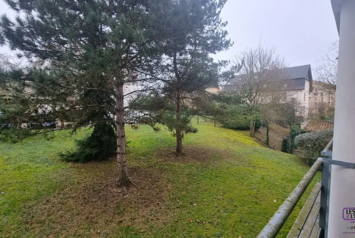 Appartement F2 à Metz Sablon avec terrasse, parking en sous-sol, environnement calme 