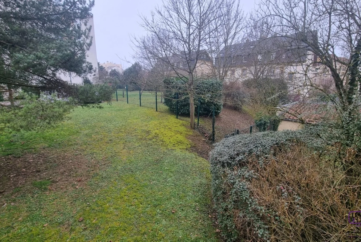 Appartement F2 à Metz Sablon avec terrasse, parking en sous-sol, environnement calme 