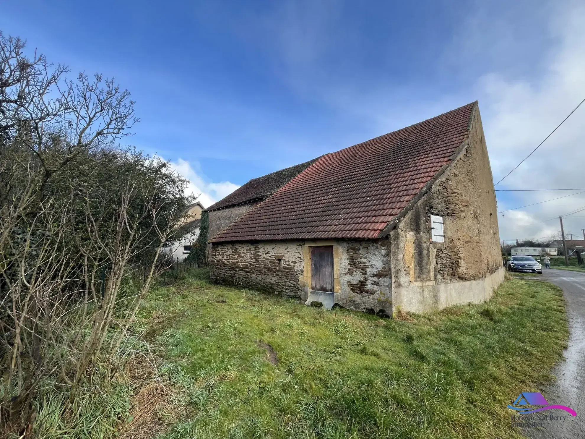 ARRIERE GRANGES Belle maison de campagne avec jardin et granges à Châteauaumeillant 