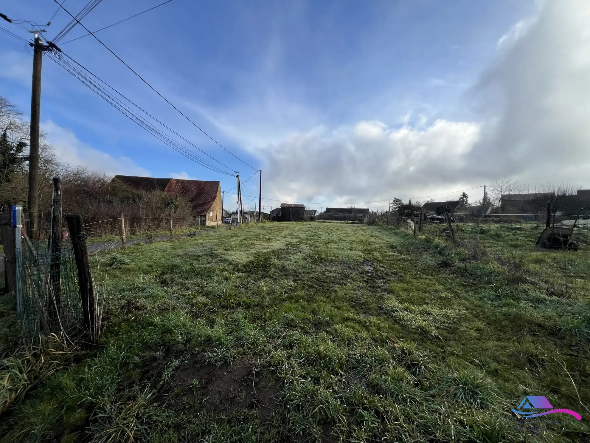 TERRAIN NON ATTENANT Belle maison de campagne avec jardin et granges à Châteauaumeillant 