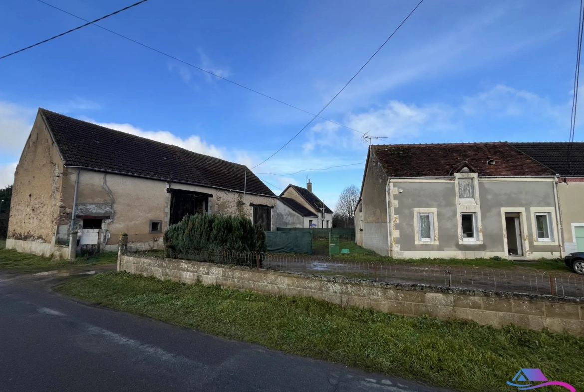 MAISON ET GRANGES Belle maison de campagne avec jardin et granges à Châteauaumeillant 