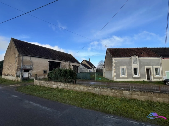MAISON ET GRANGES Belle maison de campagne avec jardin et granges à Châteauaumeillant