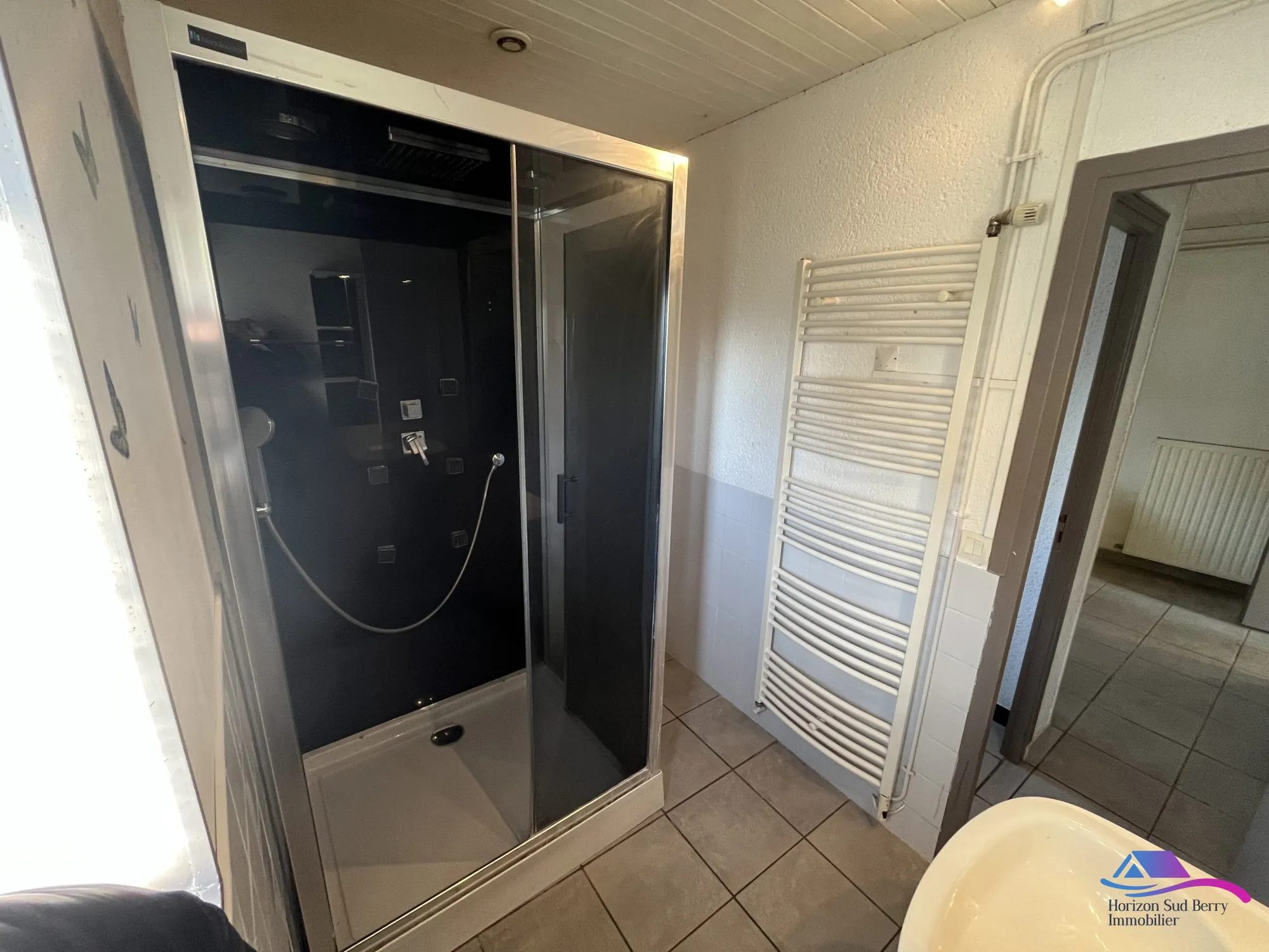 DOUCHE Belle maison de campagne avec jardin et granges à Châteauaumeillant 