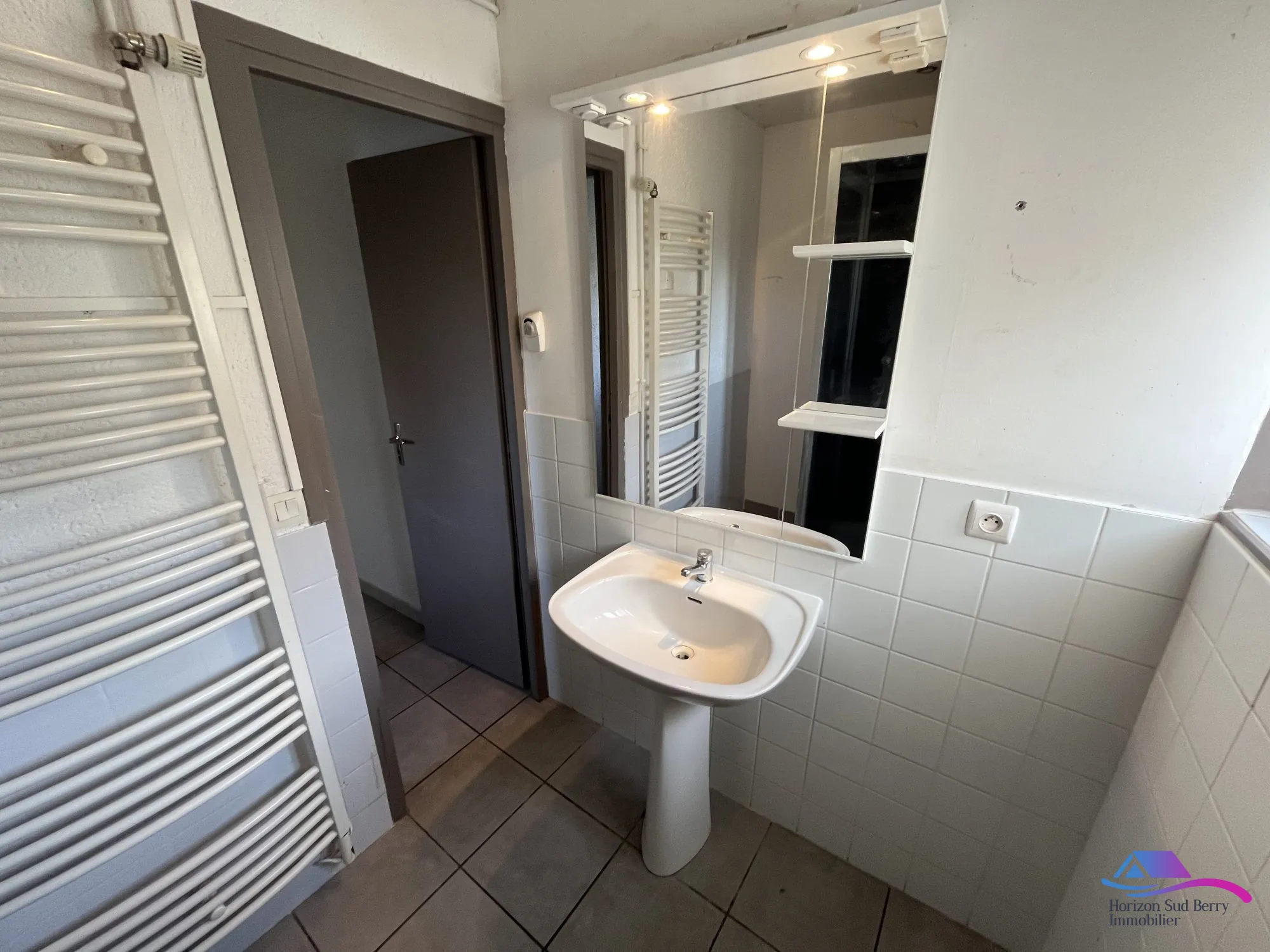 SALLE D'EAU Belle maison de campagne avec jardin et granges à Châteauaumeillant 