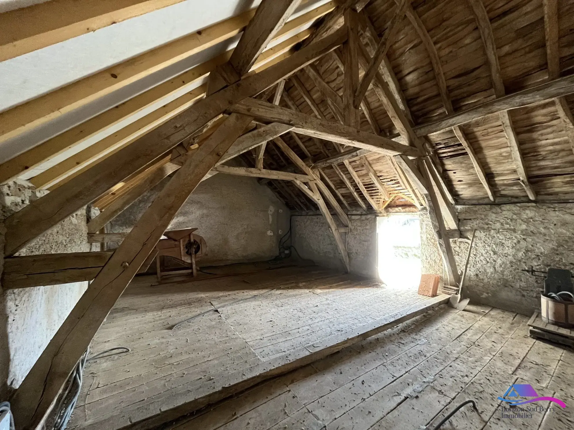 GRENIER AMENAGEABLE Belle maison de campagne avec jardin et granges à Châteauaumeillant 