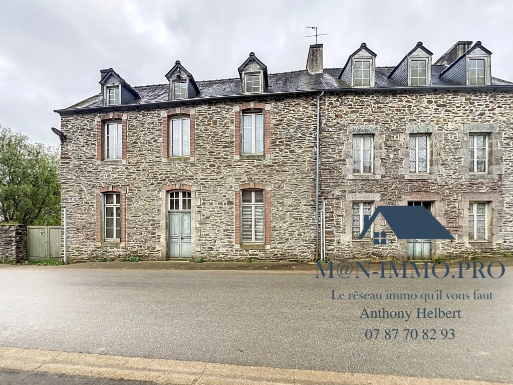 Ensemble de deux maisons à rénover à Uzel, 285 m2 habitables, proche bourg