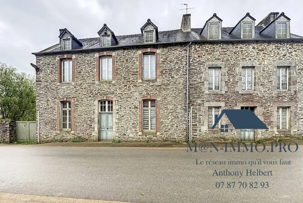 Ensemble de deux maisons à rénover à Uzel, 285 m2 habitables, proche bourg 