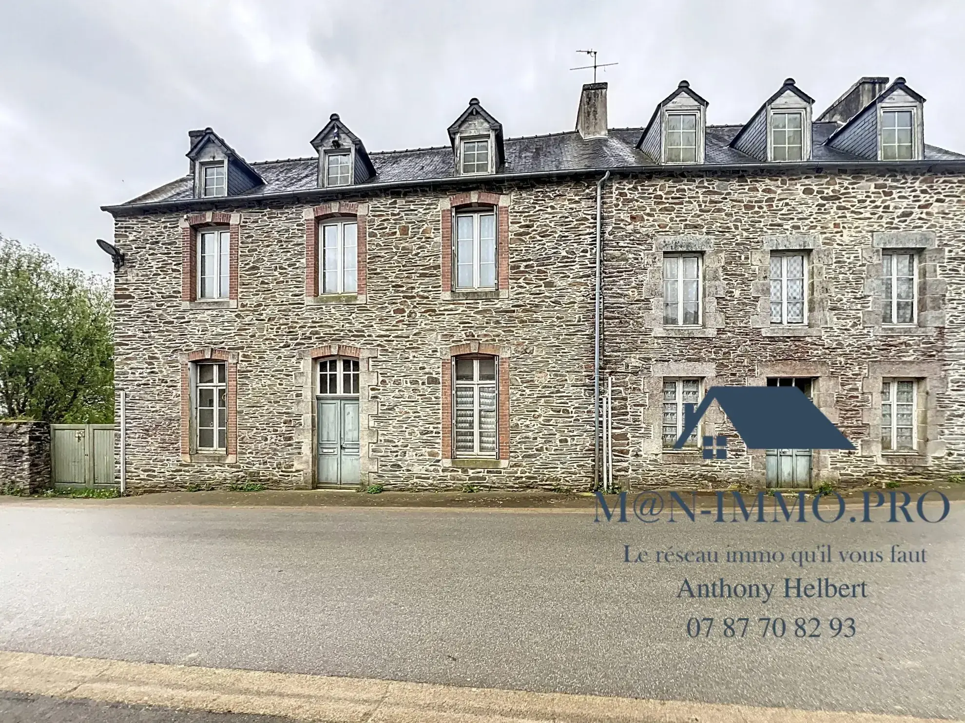 Ensemble de deux maisons à rénover à Uzel, 285 m2 habitables, proche bourg 