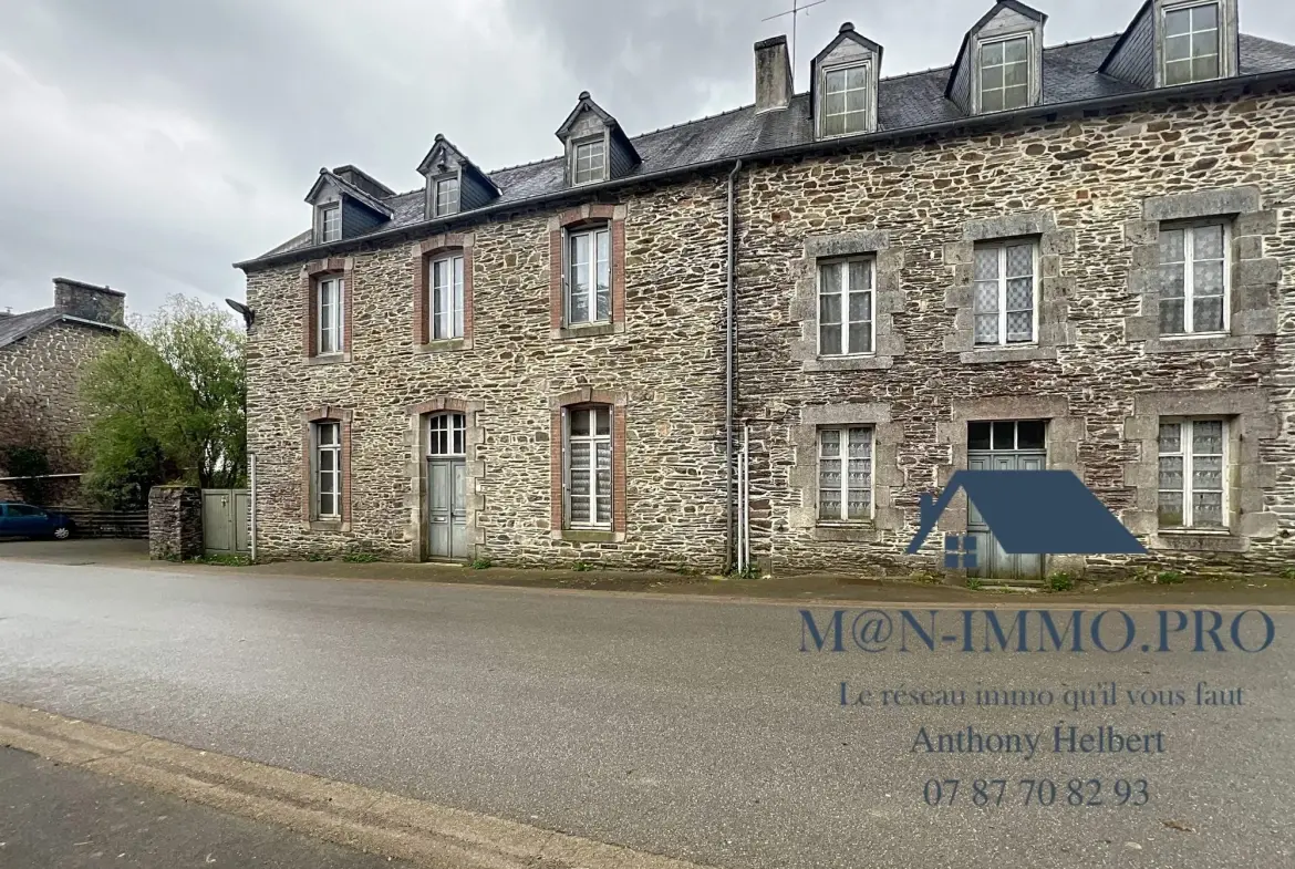Ensemble de deux maisons à rénover à Uzel, 285 m2 habitables, proche bourg 