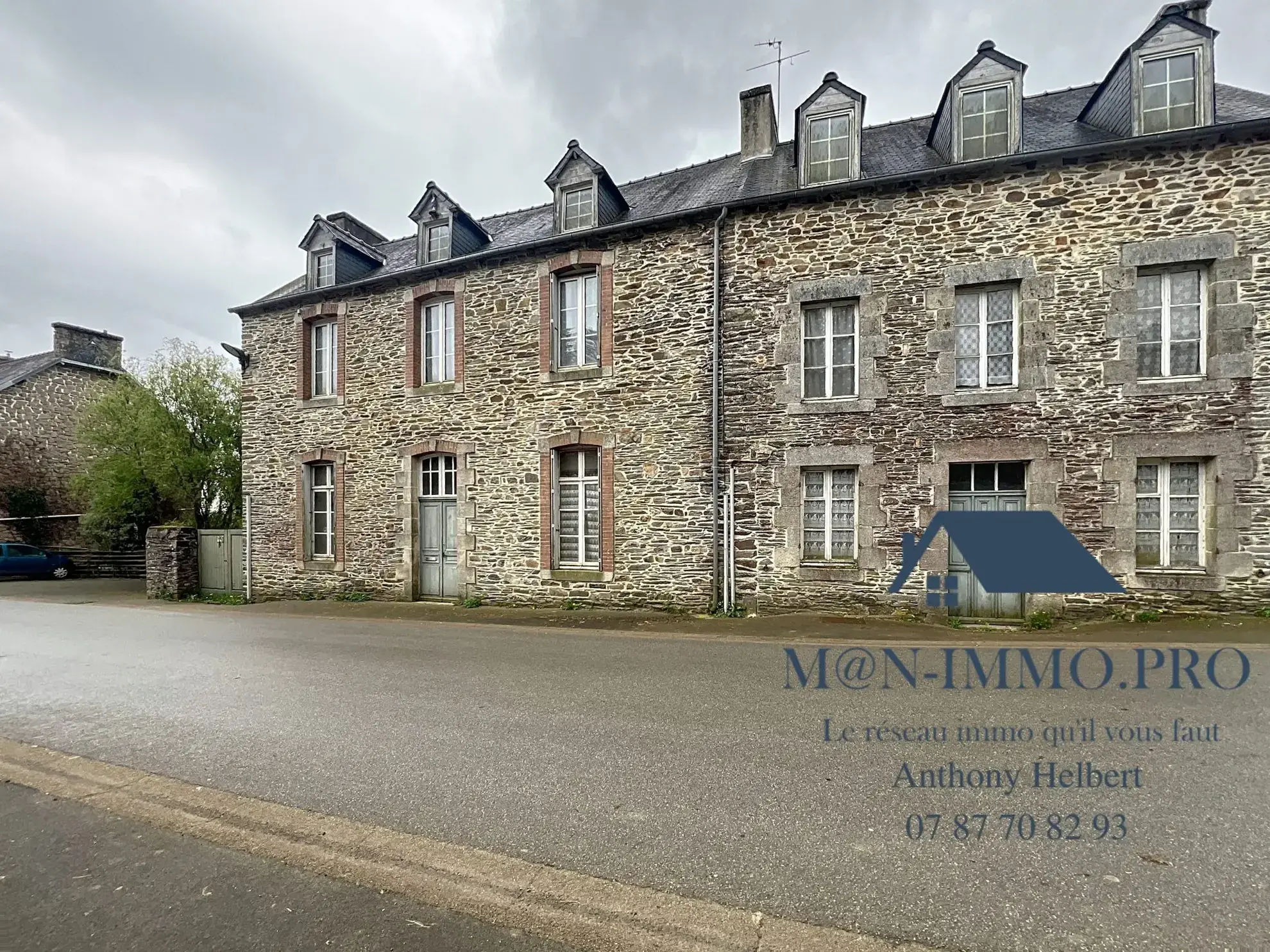 Ensemble de deux maisons à rénover à Uzel, 285 m2 habitables, proche bourg 