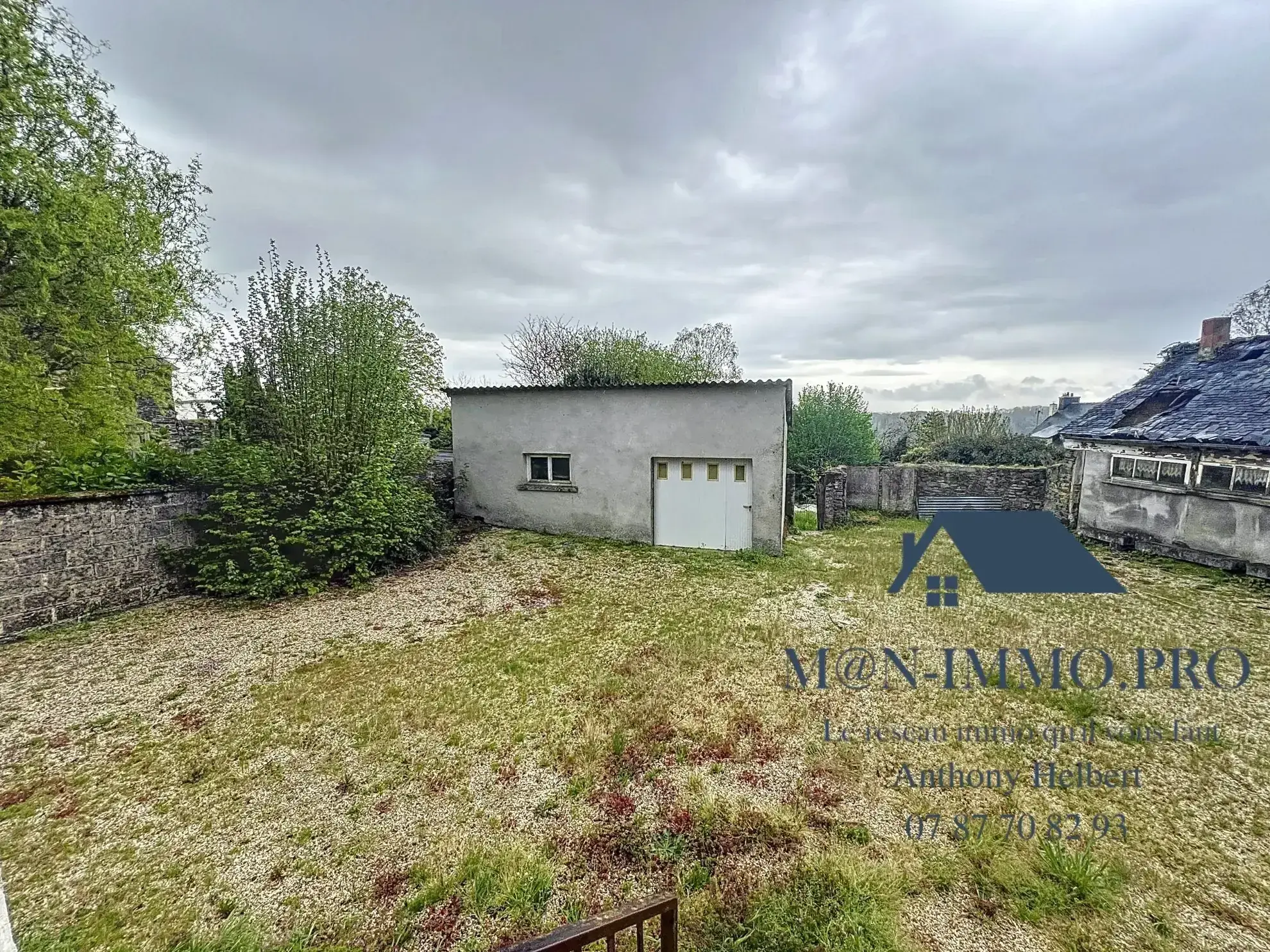 Ensemble de deux maisons à rénover à Uzel, 285 m2 habitables, proche bourg 