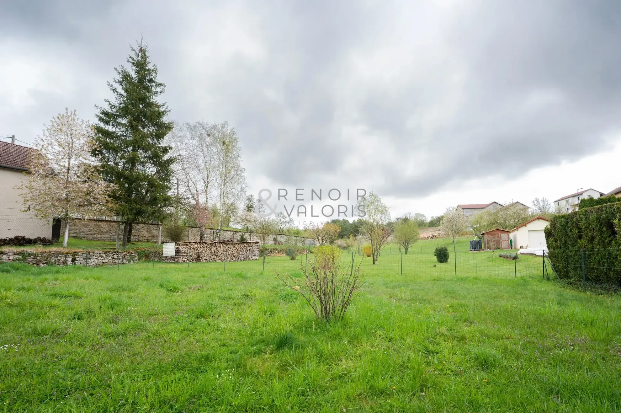Maison 5 pièces rénovée avec jardin, balcon et garage à Rollainville 