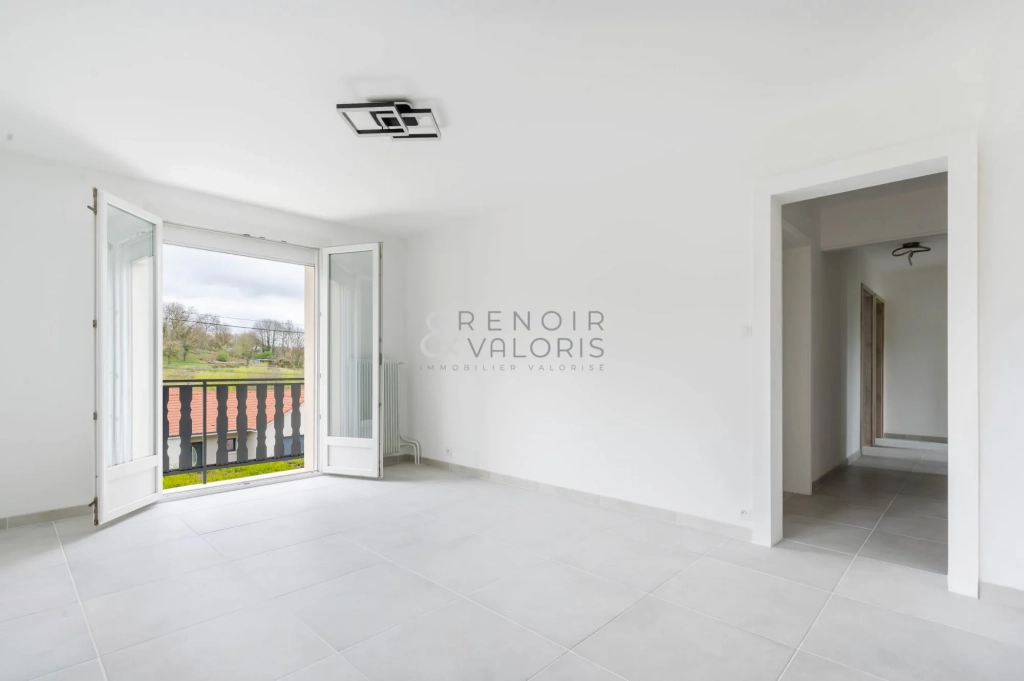 Maison 5 pièces rénovée avec jardin, balcon et garage à Rollainville