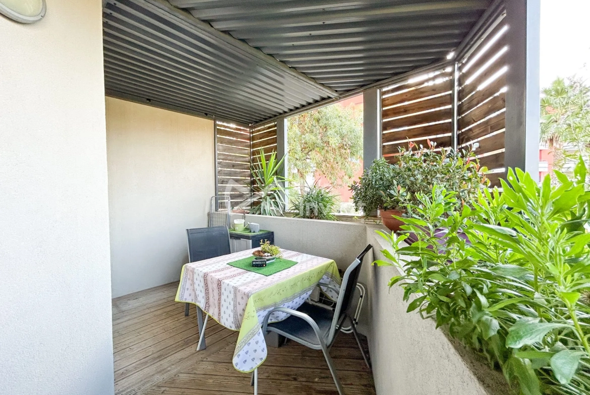 Appartement T2 lumineux à Agde dans résidence sénioriale avec terrasse et parking 