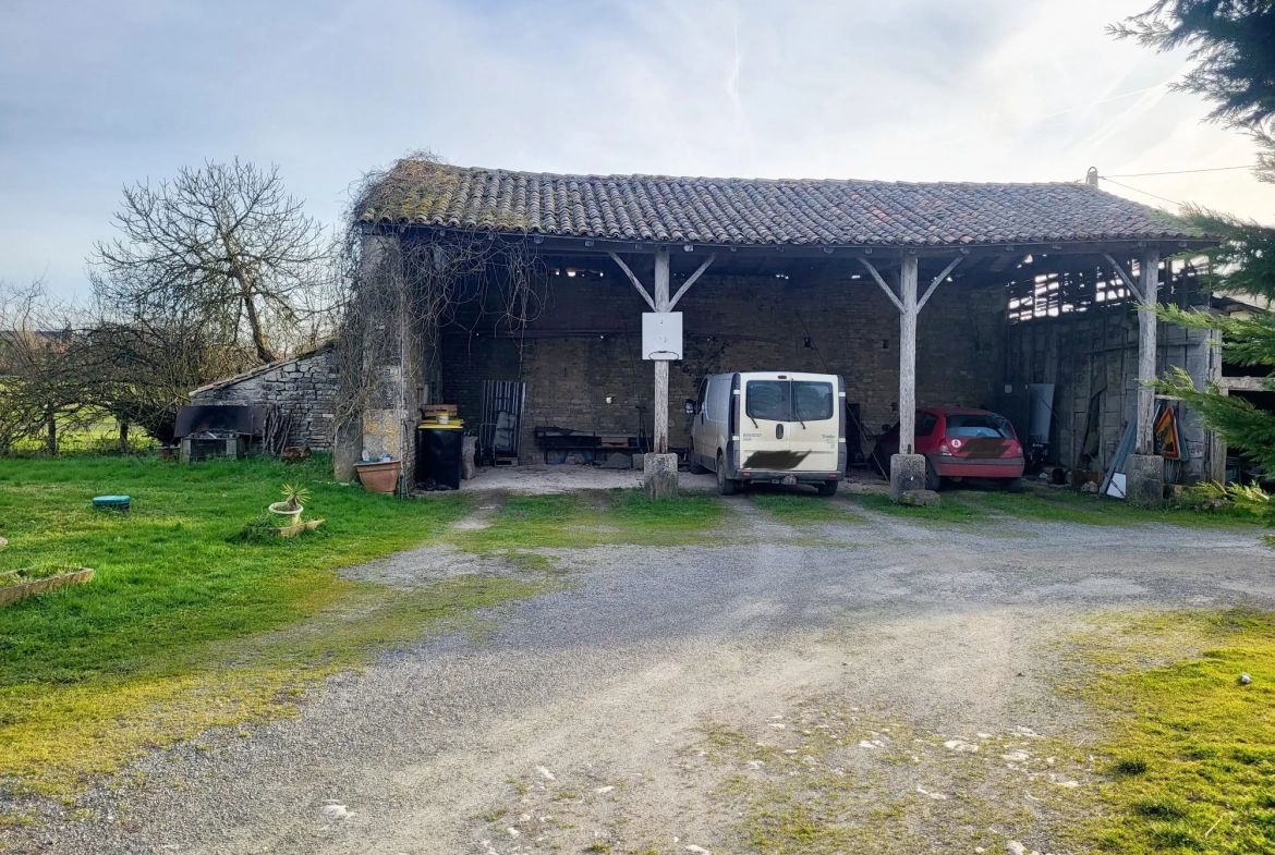 Charmante ferme charentaise avec dépendances sur terrain de 1,6 hectare 